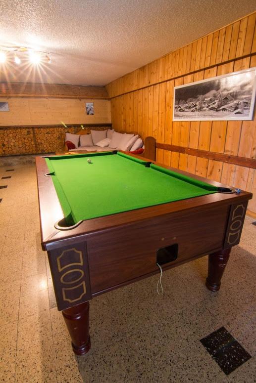 - un billard dans une pièce dotée d'un green dans l'établissement Le Caprice Des Neiges, à Crest-Voland
