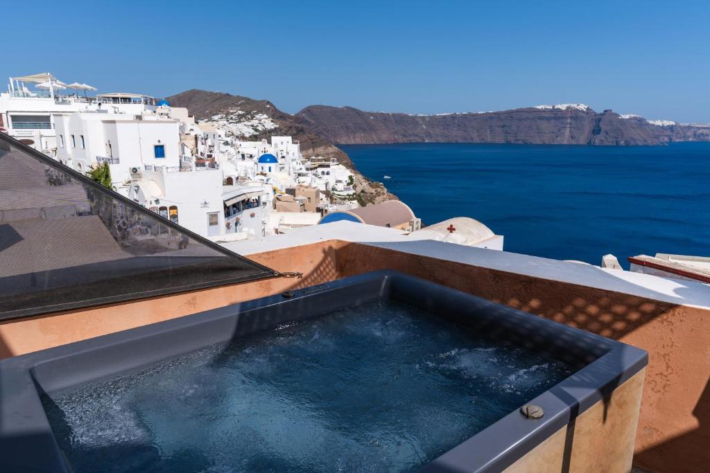 Villa Oasis Oia with Caldera View 3