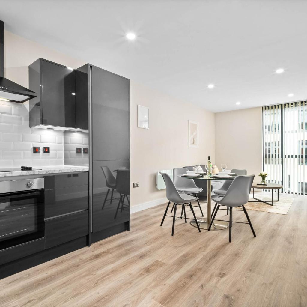 Modern 2-Bed Apartment - Jewellery Quarter - Fast Wi-Fi - Netflix 5AH 2
