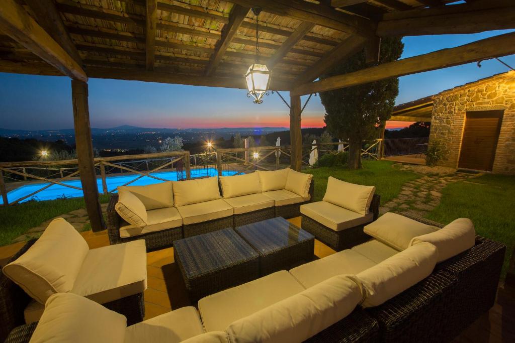 d'une terrasse avec mobilier blanc et vue sur la ville. dans l'établissement Tenuta Angelici Winery Agriturismo Henni with pool sauna and jacuzzi Cortona, à Cortone