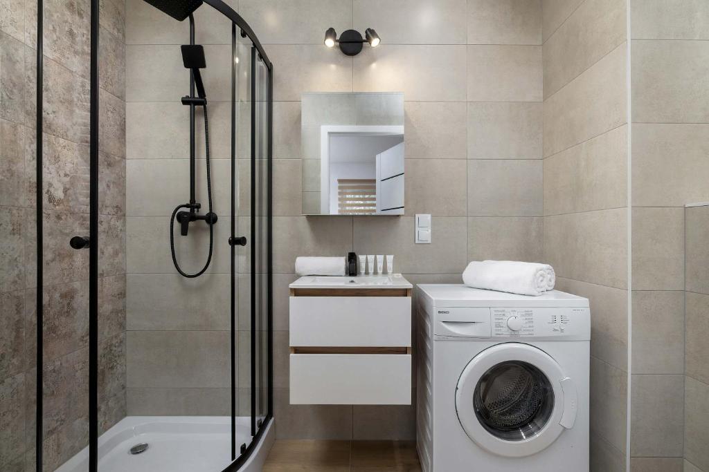 Modern Apartment with Parking and Balcony near the City Center by Noclegi Renters 4