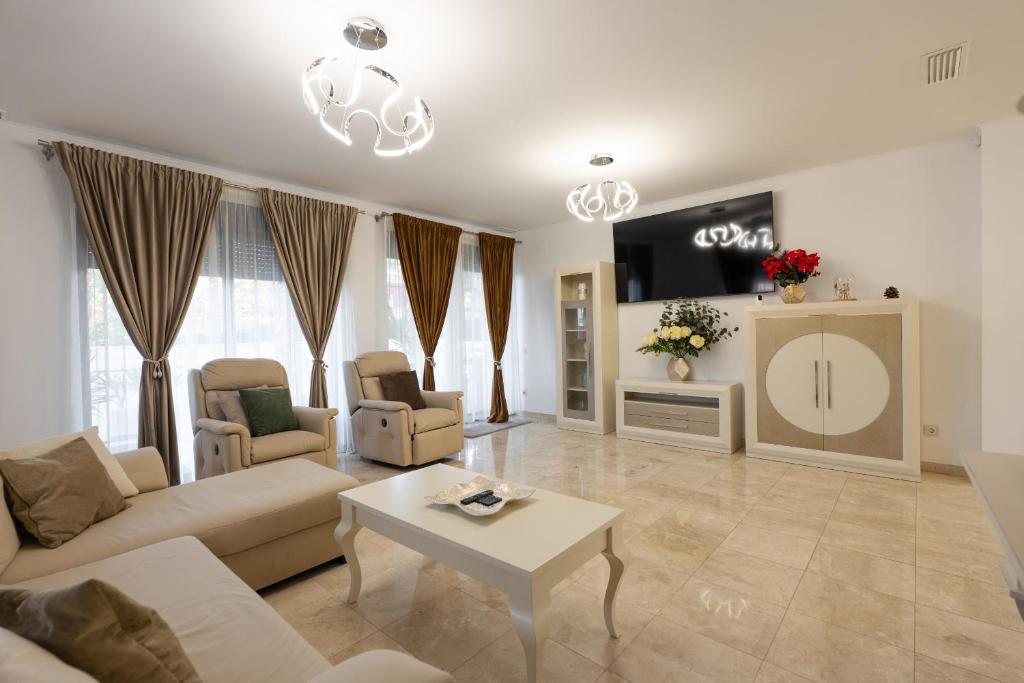 Exclusive Villa City, Beach & Golf 5