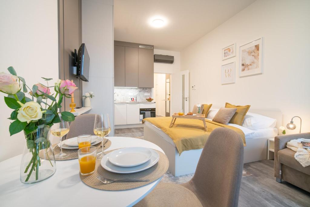 apartino - FREE parking, AC, city view balcony, nespresso, netflix 4