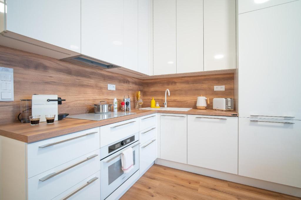 apartino - FREE parking, AC, city view balcony, nespresso, netflix 5