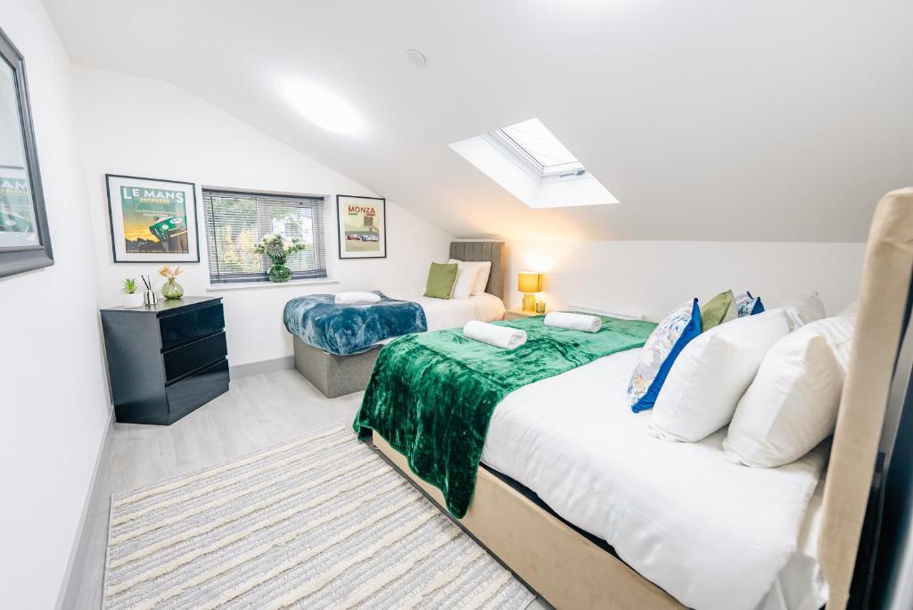 3 Bedrooms Luxury Apartment with Free Street Parking and Fast WiFi 2