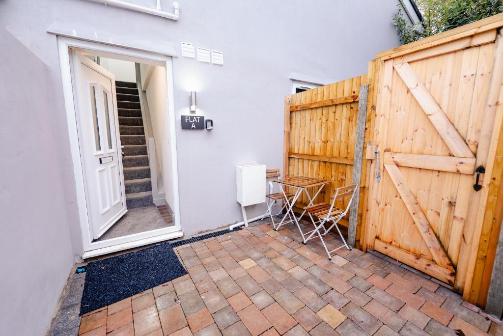 3 Bedrooms Luxury Apartment with Free Street Parking and Fast WiFi 6