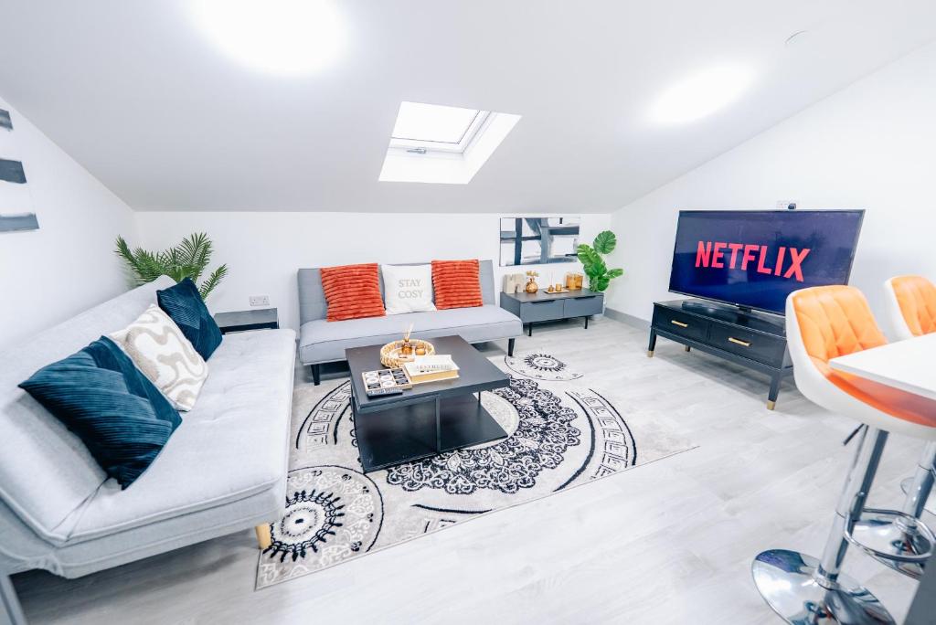 3 Bedrooms Luxury Apartment with Free Street Parking and Fast WiFi 1