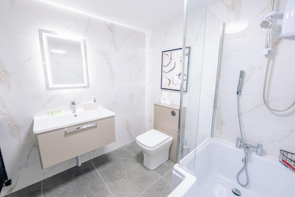 3 Bedrooms Luxury Apartment with Free Street Parking and Fast WiFi 8