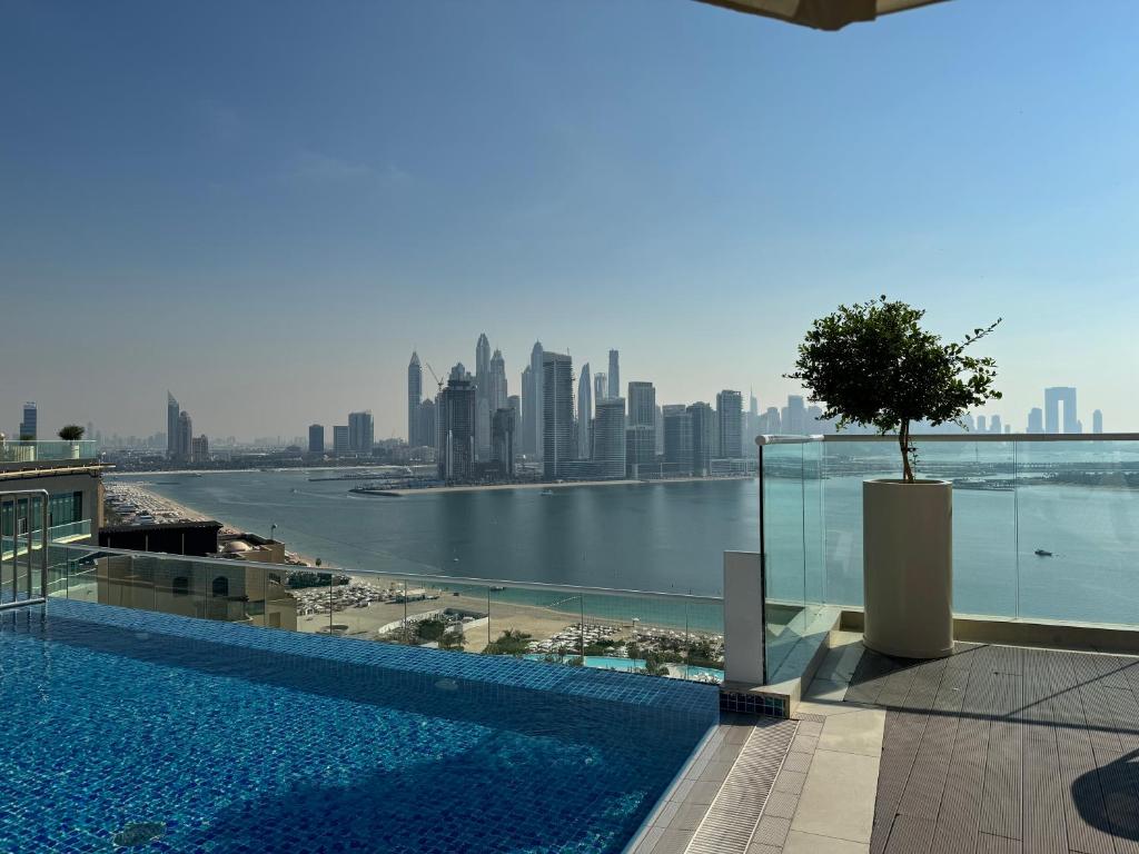 Beachside Bliss: Stylish New Studio at Seven Palm