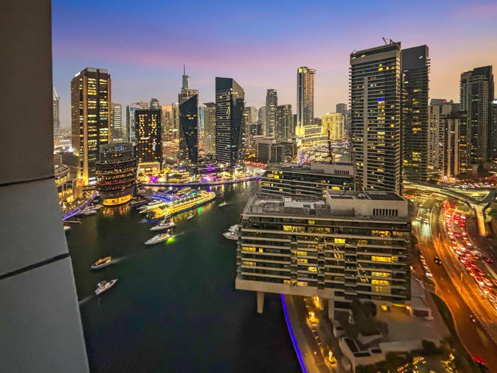 2204 DXB Marina, KingBed, Steps to Tram, Clubs & Dining, Bay Central
