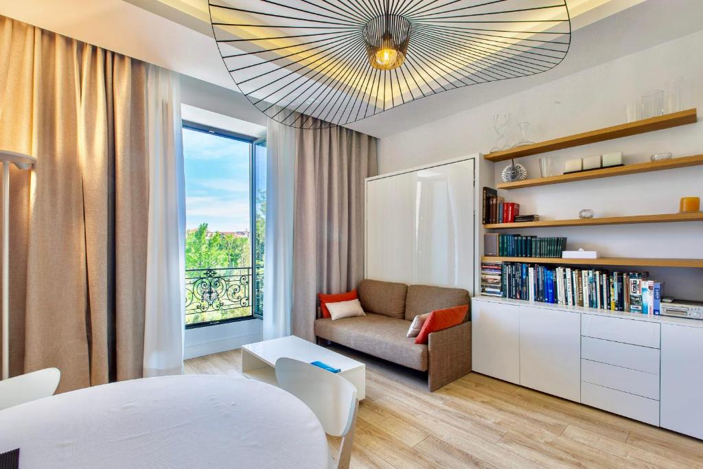 GRAND HÔTEL Golden Square 3 min to Beach Green Corridor View AC