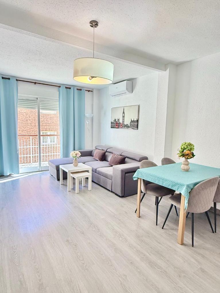 Lovely, new, bright 3 mins to beach apt 105 sq meters 4