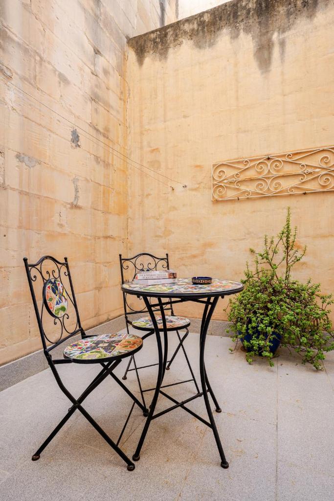 Historic Centre 2BR with Patio in Valletta by MR Homes 6