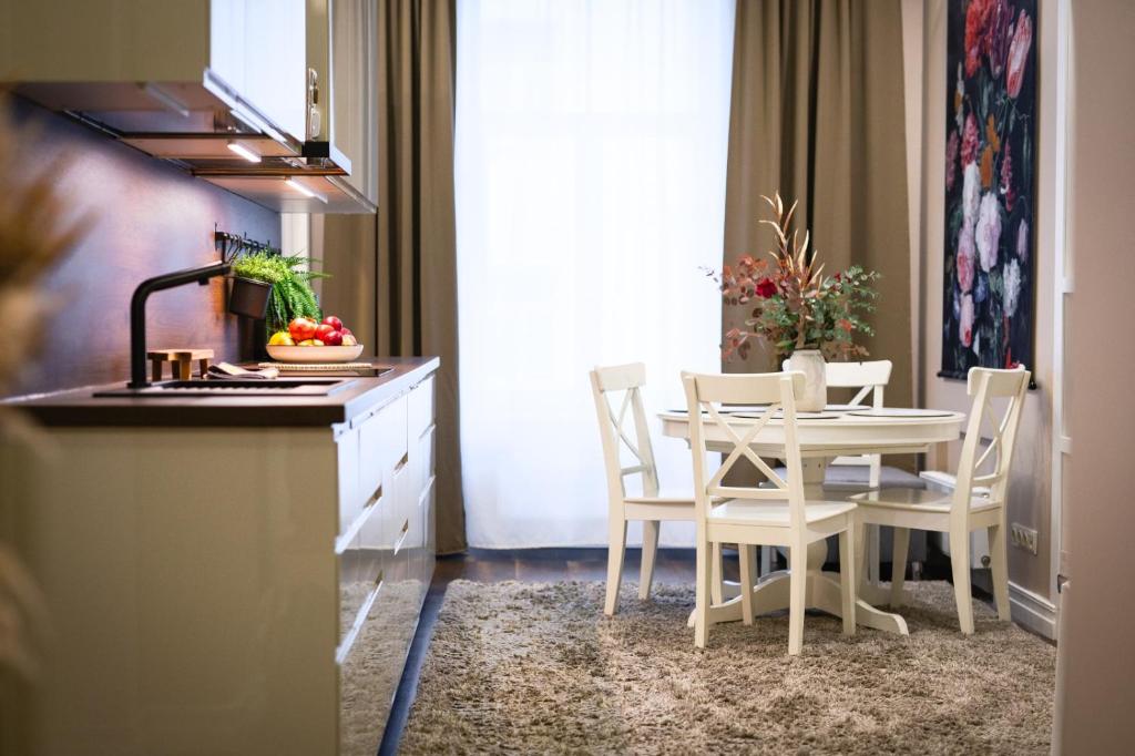 White LUX apartments next to the Old town with free parking 3