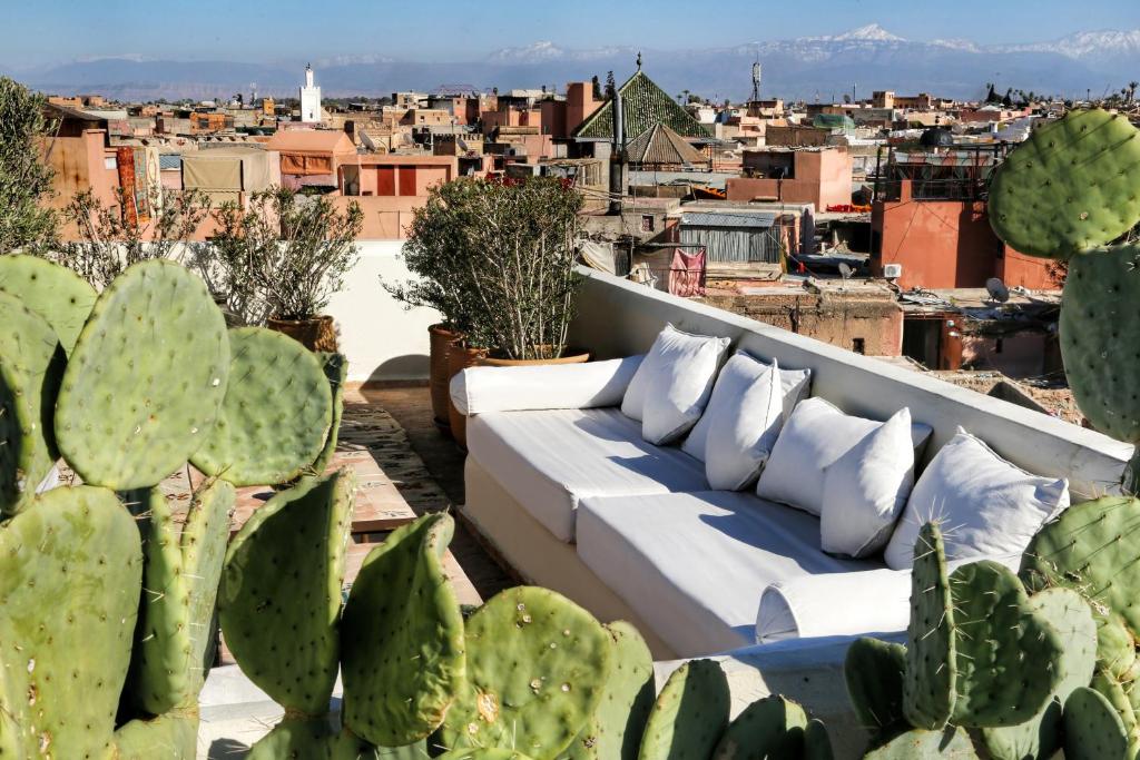 - un canapé blanc installé au-dessus d'un balcon avec cactus dans l'établissement Dar Mo'Da, à Marrakech
