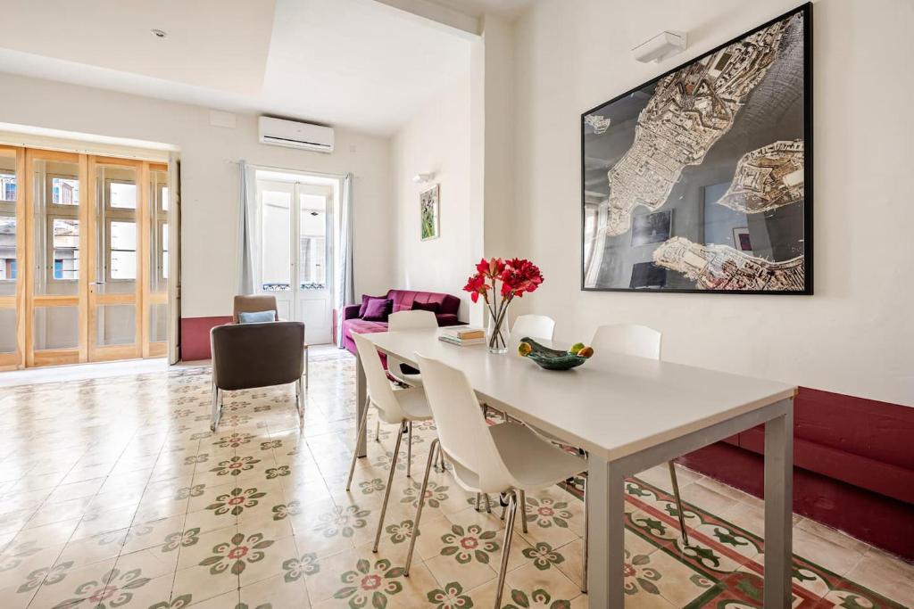 Historic Centre 2BR with Patio in Valletta by MR Homes 2