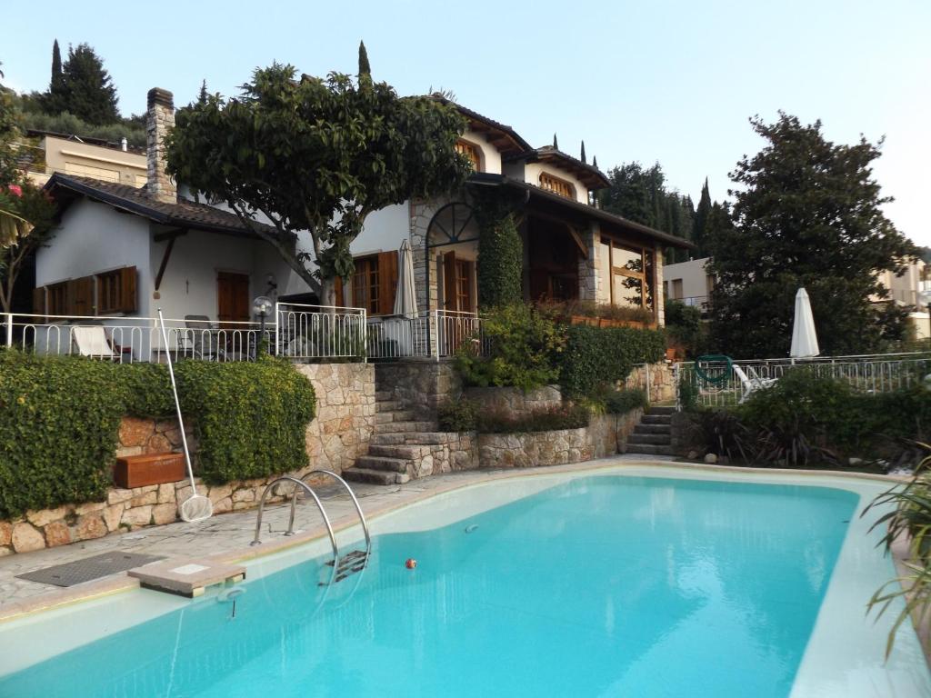 une villa avec piscine devant une maison dans l'établissement Villa Margiò, à Torri del Benaco