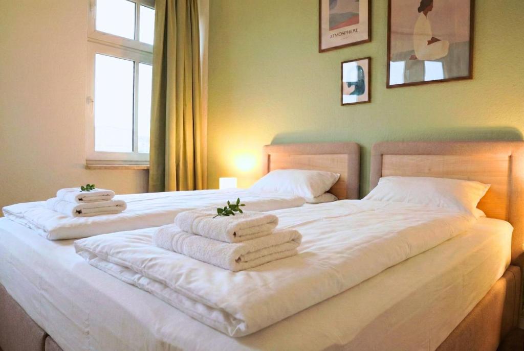 Große Wohnung mit 3 Schlafzimmern & 6 Boxspringbetten, WLAN, Smart TV, Parkplatz, Waschmaschine & Trockner 1