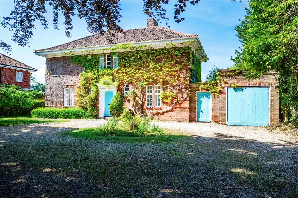 Spacious 4 Bedroom Detached Home in Iffley Village 1