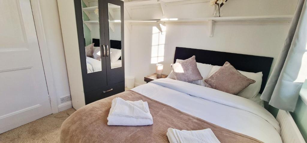 Spacious 4 Bedroom Detached Home in Iffley Village 2