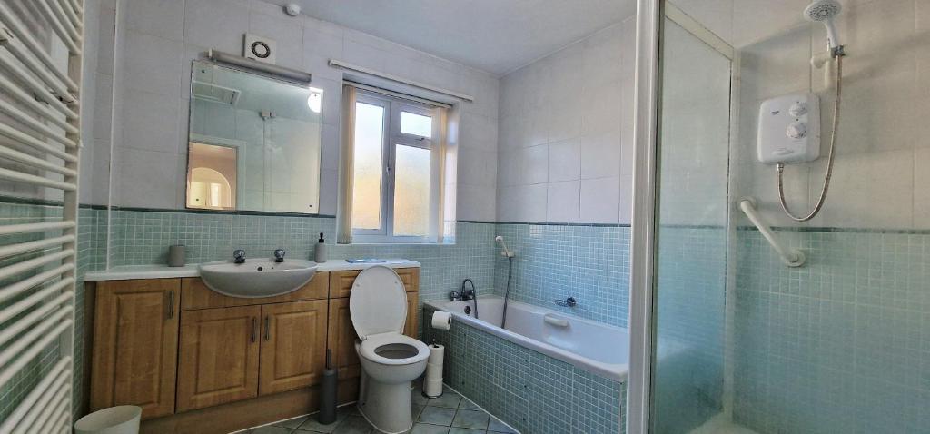 Spacious 4 Bedroom Detached Home in Iffley Village 3