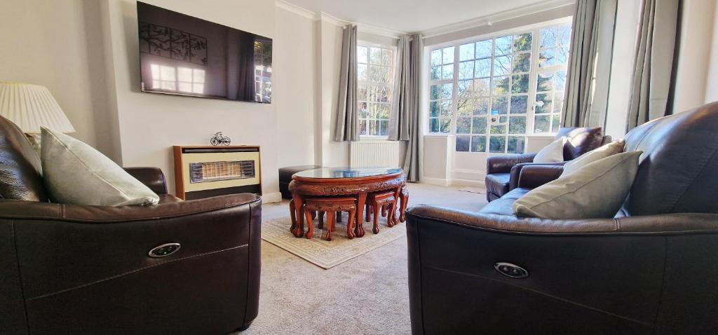 Spacious 4 Bedroom Detached Home in Iffley Village 5