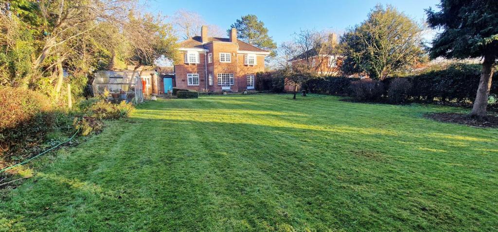 Spacious 4 Bedroom Detached Home in Iffley Village 6