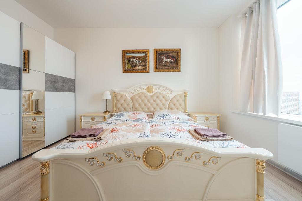 High Floor 2BR Downtown with Danube View Balcony Parking Available 7