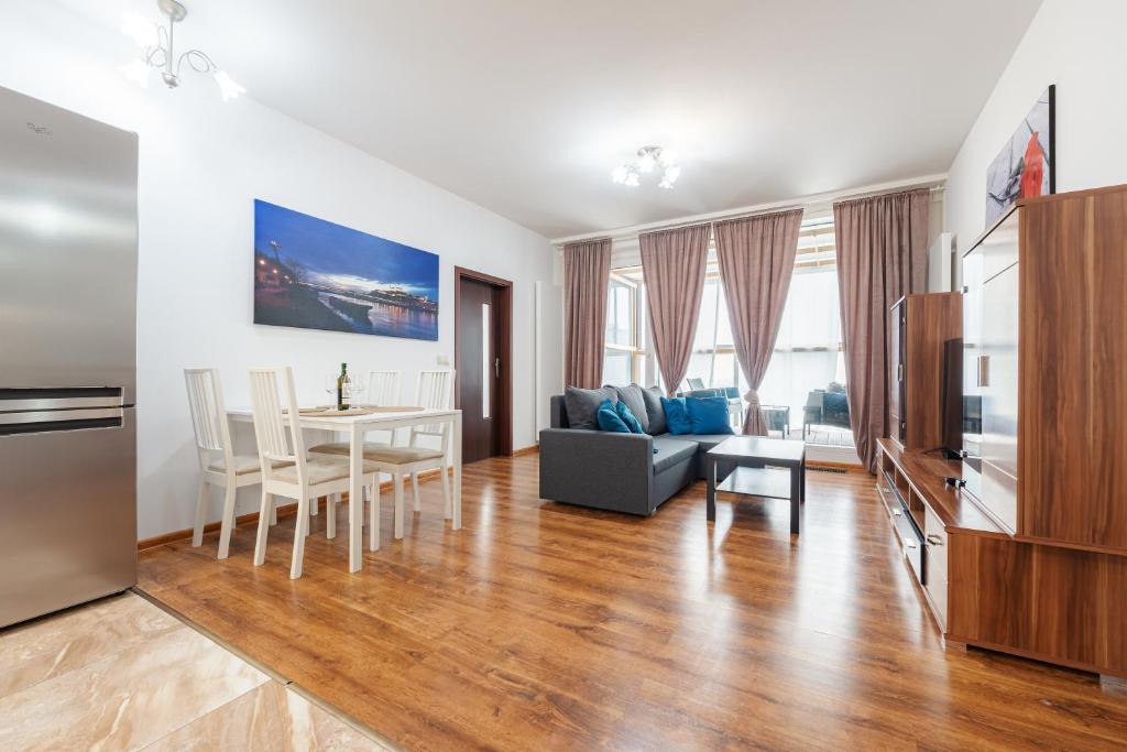 High Floor 2BR Downtown with Danube View Balcony Parking Available 4