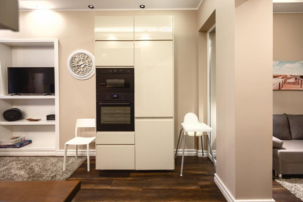 White LUX apartments next to the Old town with free parking 8