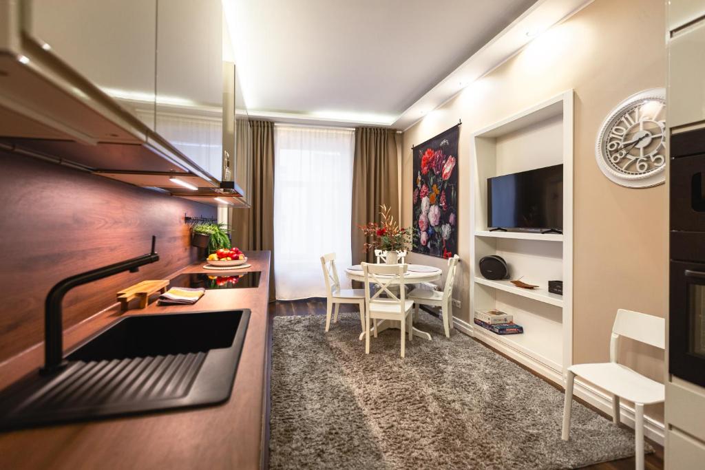 White LUX apartments next to the Old town with free parking 6