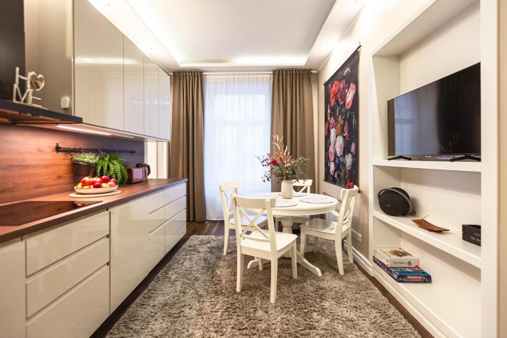White LUX apartments next to the Old town with free parking 2