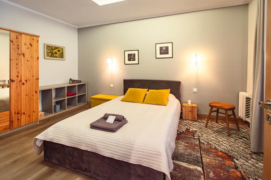White LUX apartments next to the Old town with free parking 4