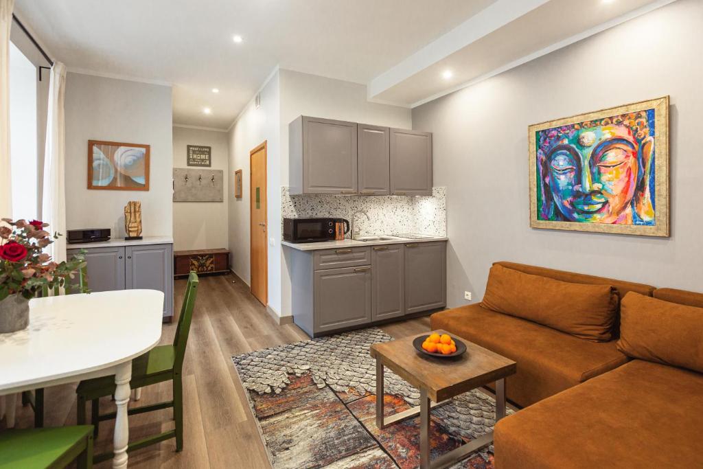 White LUX apartments next to the Old town with free parking 2