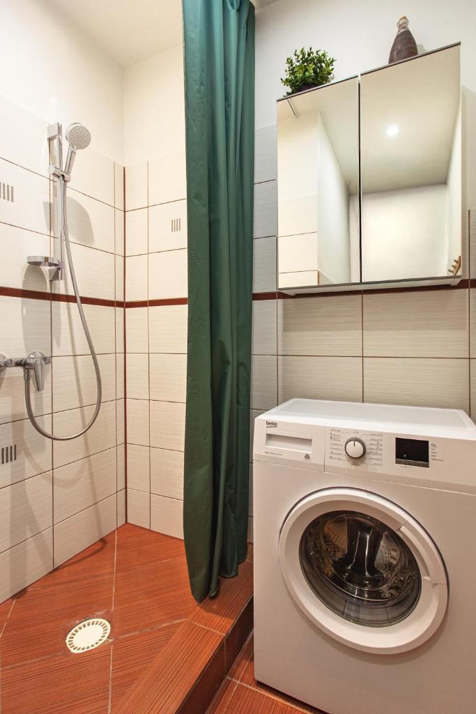 White LUX apartments next to the Old town with free parking 7