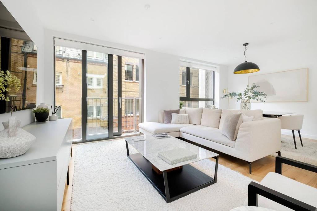 Luxury Central Mayfair Townhouse with A/C 3BR 3BA 1