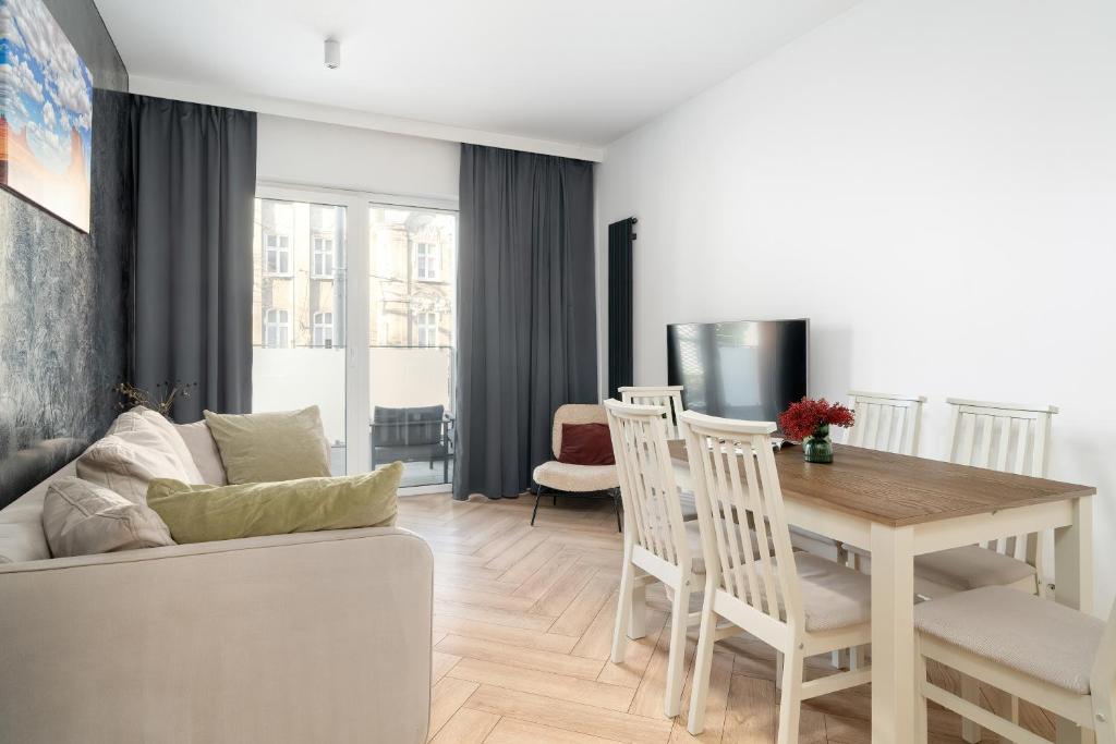 Spacious Two Bedroom Apartment with Underground Parking by Noclegi Renters 8
