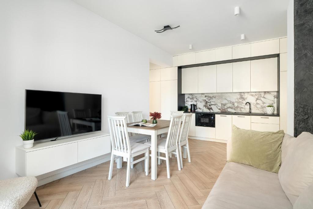 Spacious Two Bedroom Apartment with Underground Parking by Noclegi Renters 7