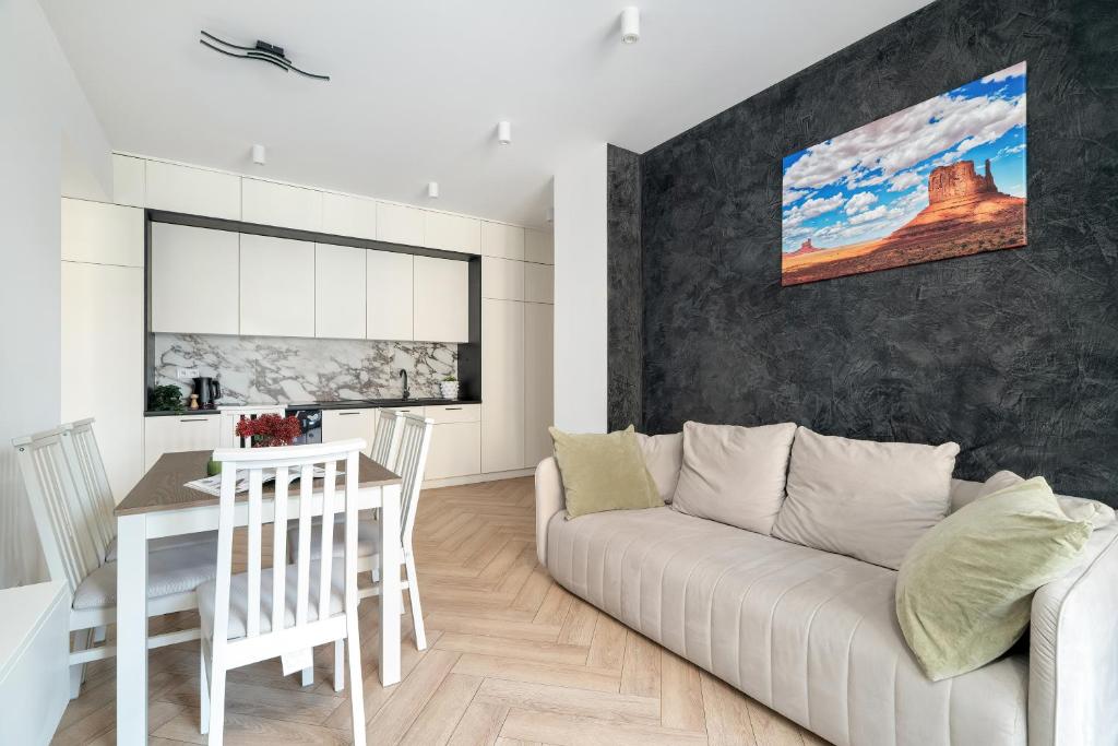 Spacious Two Bedroom Apartment with Underground Parking by Noclegi Renters 1