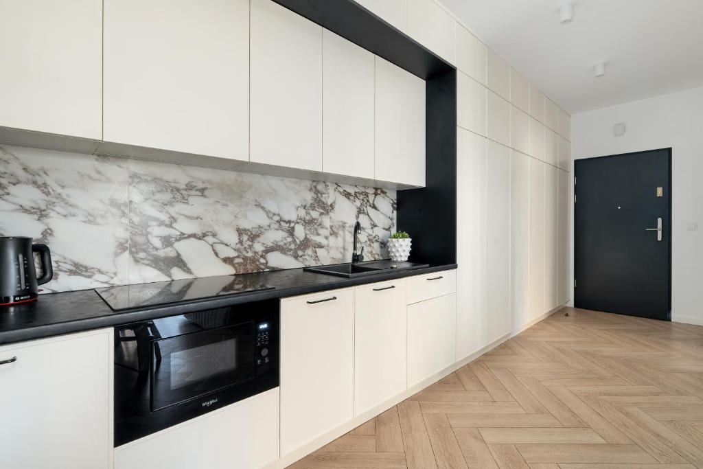 Spacious Two Bedroom Apartment with Underground Parking by Noclegi Renters 4