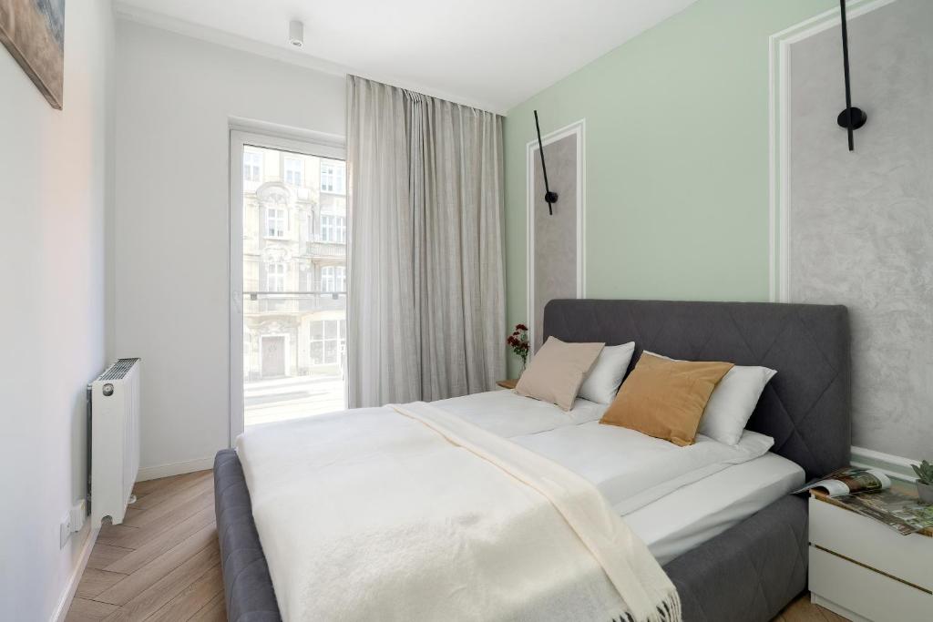 Spacious Two Bedroom Apartment with Underground Parking by Noclegi Renters 2
