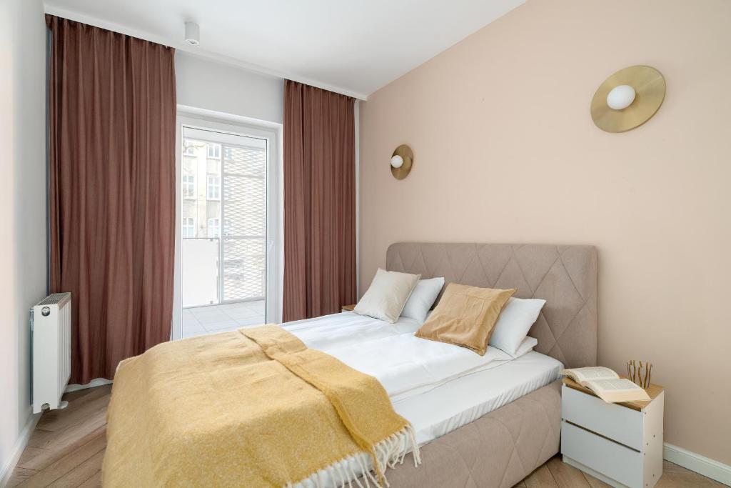 Spacious Two Bedroom Apartment with Underground Parking by Noclegi Renters 3