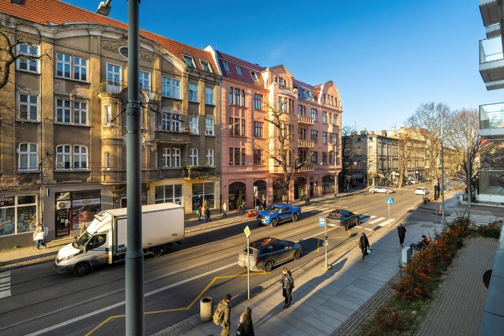 Spacious Two Bedroom Apartment with Underground Parking by Noclegi Renters 6