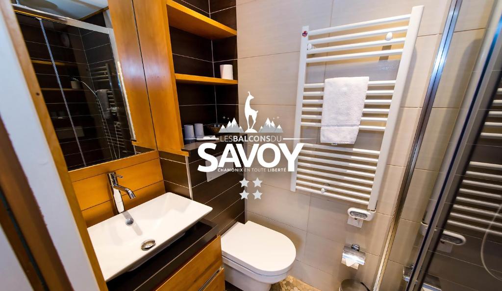 une petite salle de bain avec un lavabo et des toilettes dans l'établissement Les Balcons du Savoy, à Chamonix-Mont-Blanc