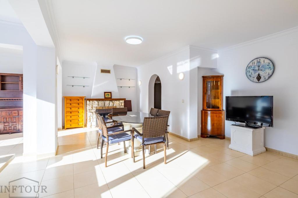 Inftour La Fustera Villa 7