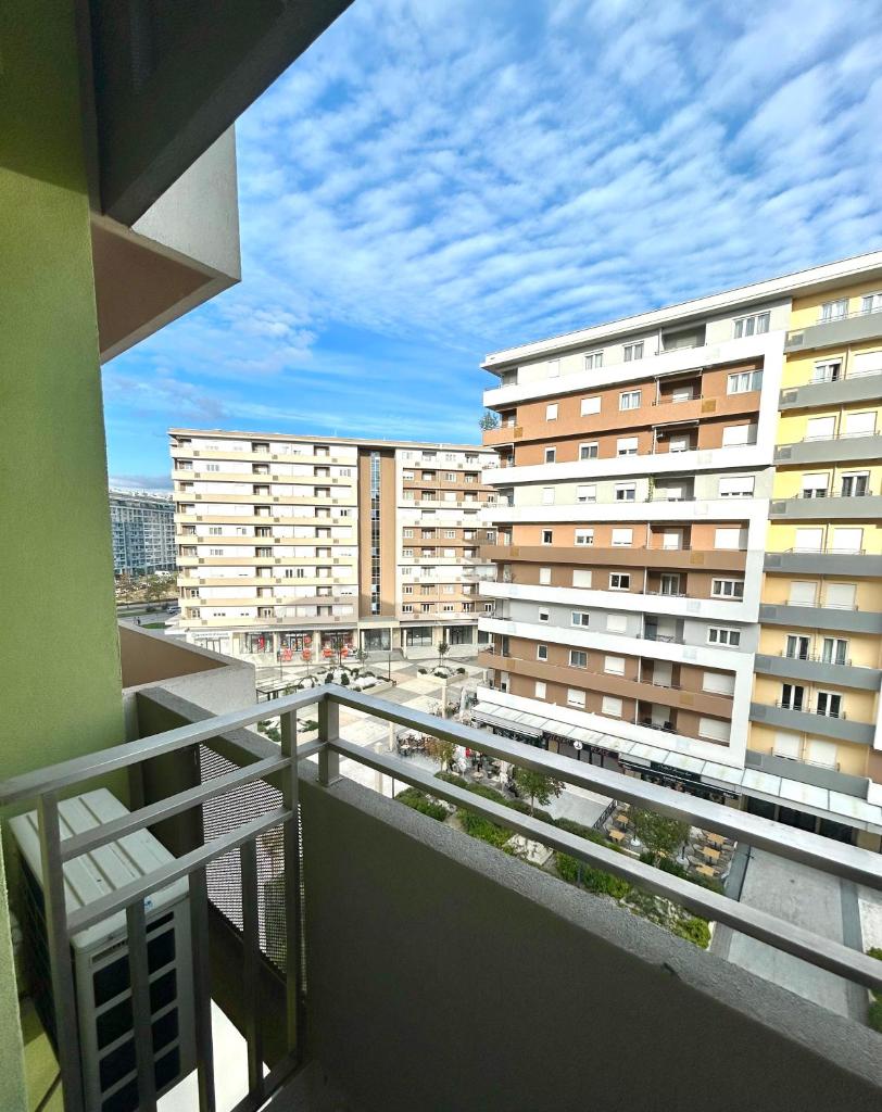Elegant apt in Central Point 6
