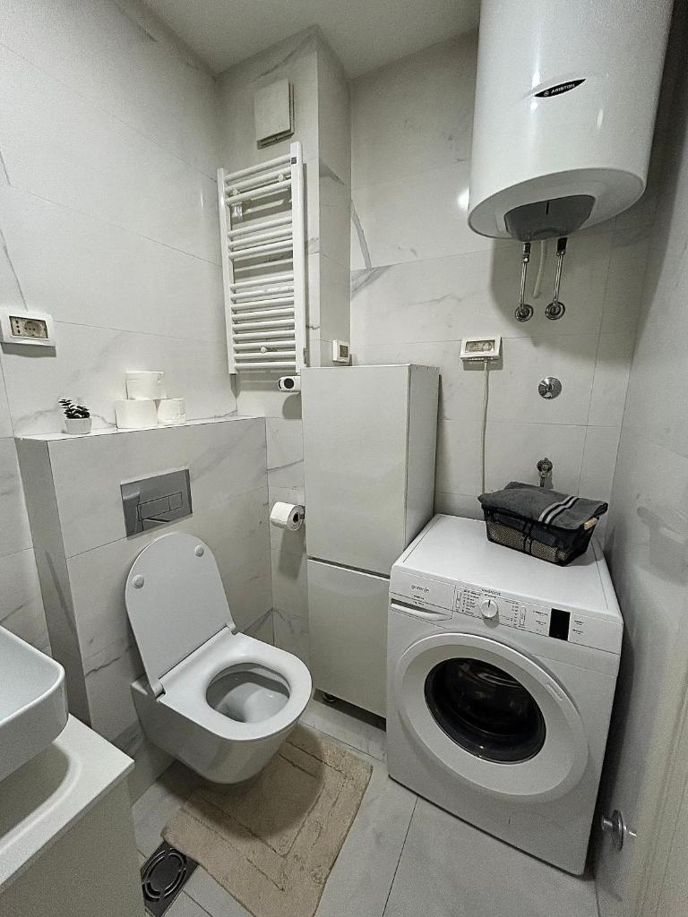 Elegant apt in Central Point 3