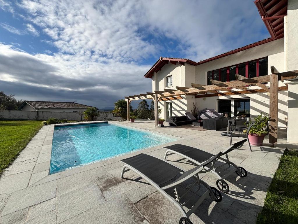Superbe villa avec piscine chauffée et jardin à 10 min du centre, pour 12 personnes - FR-1-239-1150