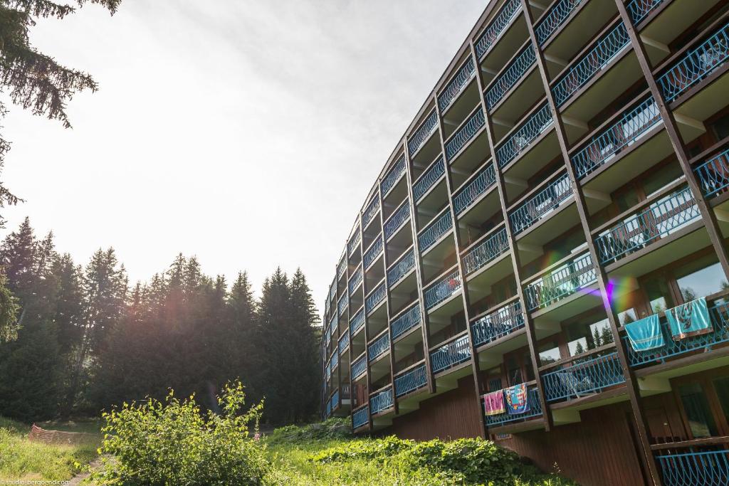 un grand bâtiment avec beaucoup de fenêtres dans l'établissement Résidence Pierre & Vacances Le Belmont, à Arc 1800