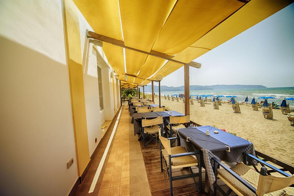 un restaurant sur la plage avec tables et chaises dans l'établissement Il Lido, à Giannella